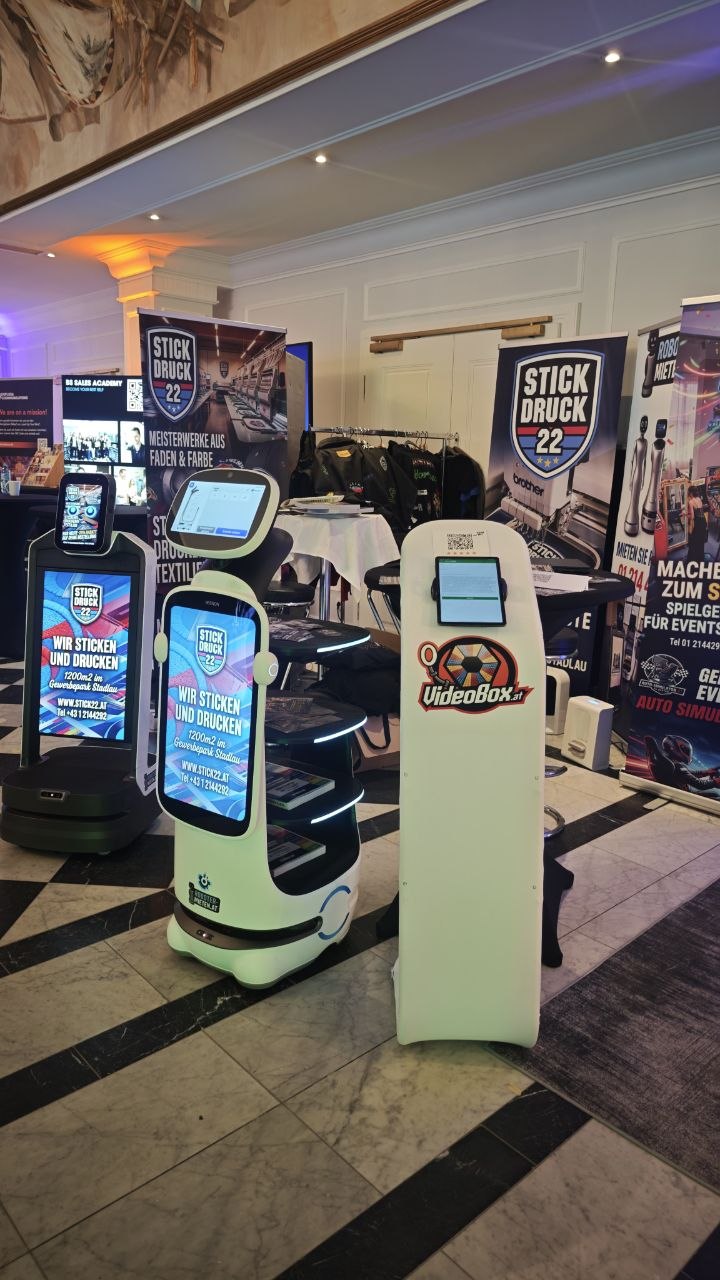 Drei Event Roboter am Messestand beim LEVEL UP YOUR MIND 2026