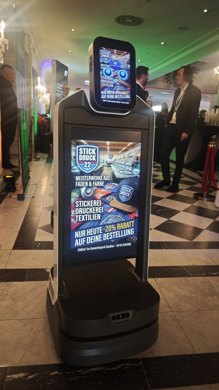 Werberoboter mit individuellem Branding beim Event in Wien