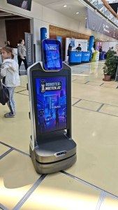 roboter_mit_XL_Screen_messe