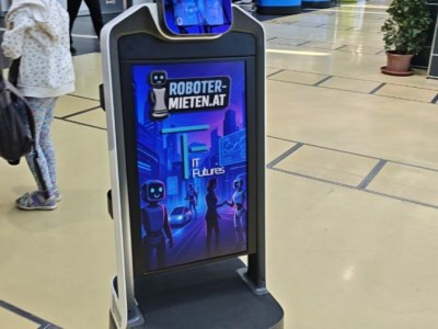 roboter_mit_XL_Screen_messe